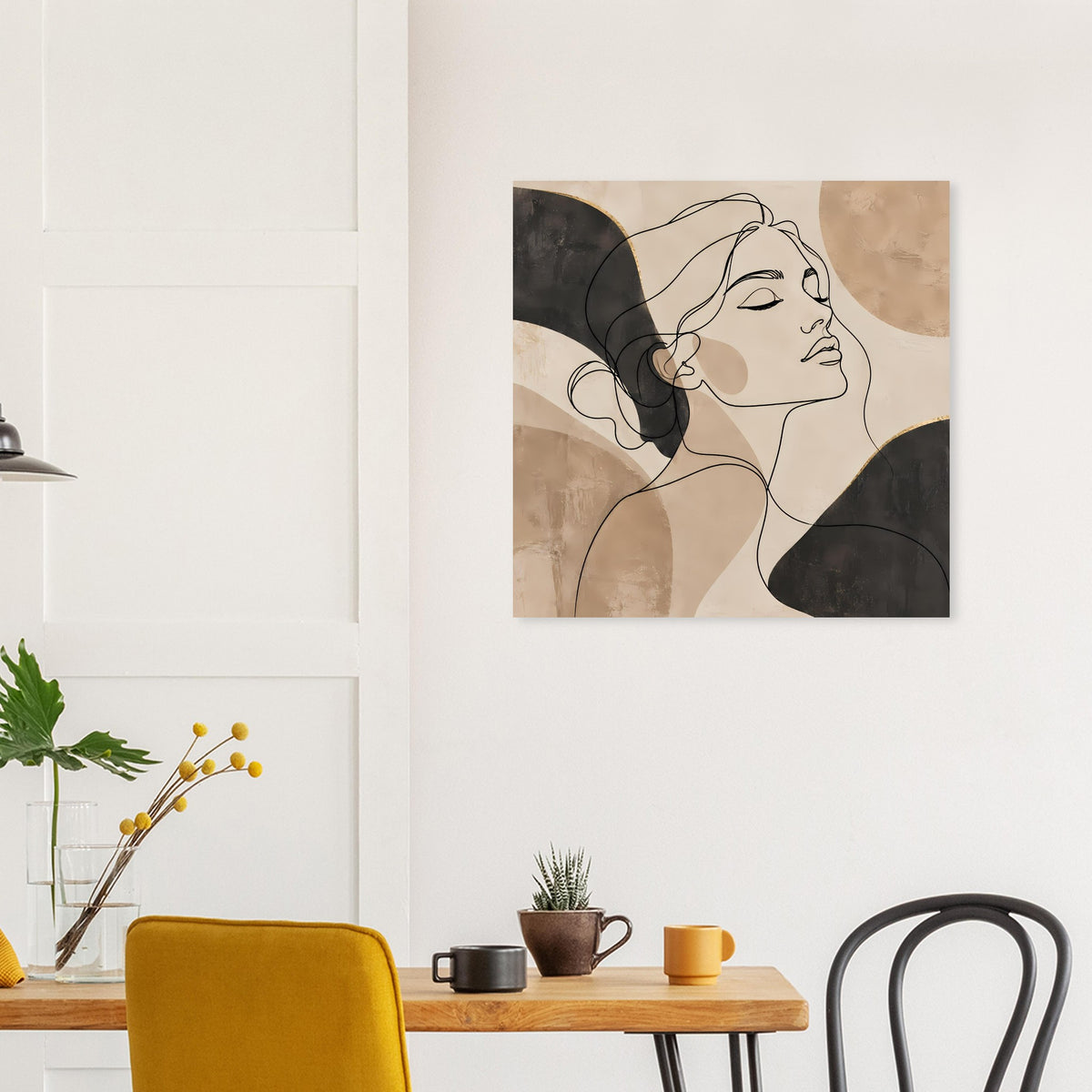 Quadratisches Kunstposter mit minimalistischer Linienzeichnung: Frau in Beige und Schwarz.