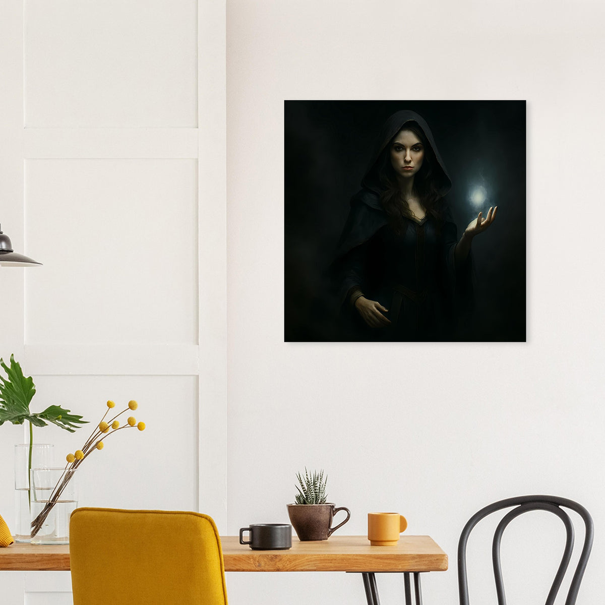 Dunkles Fantasy-Poster im schwarzen Rahmen: Kapuzenträgerin, die Hand nach oben mit leuchtendem Zauber