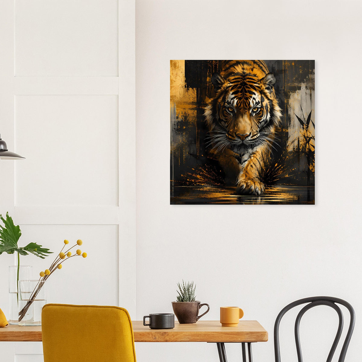 Quadratisches Poster mit Tiger im Goldgelb, dunkle Streifen und ruhiger Blick