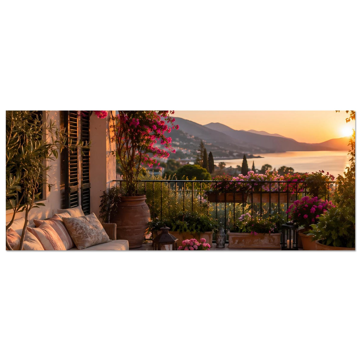 Horizontales Sonnenuntergangs-Poster mit Balkonbrüstung, Blumen und Sofa