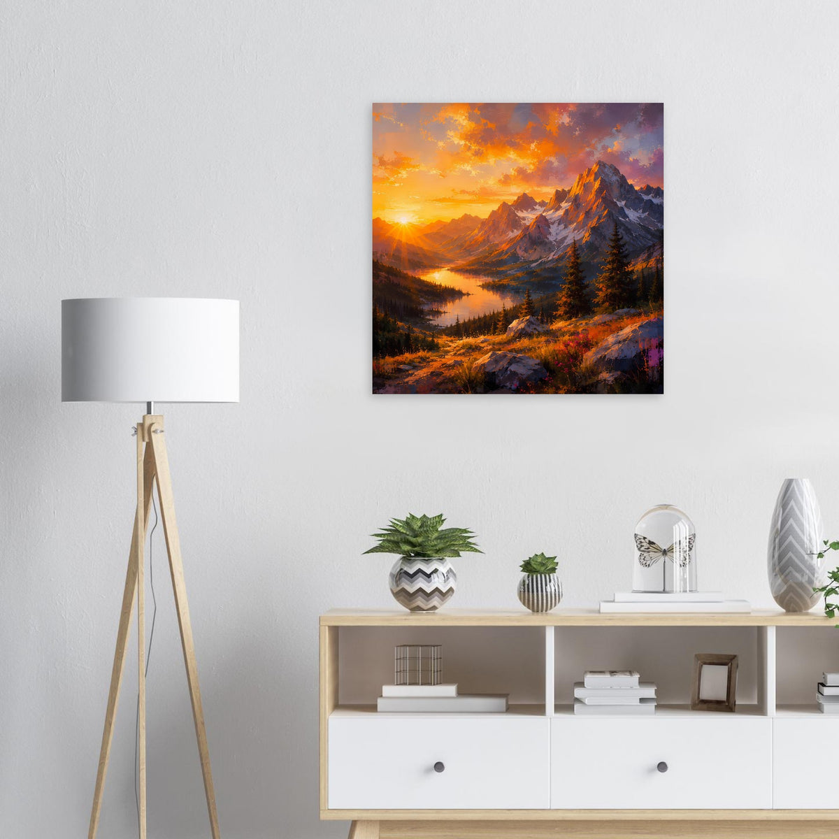 Quadratisches Poster zeigt Sonnenuntergang über Berggipfeln, Tannenwald und See