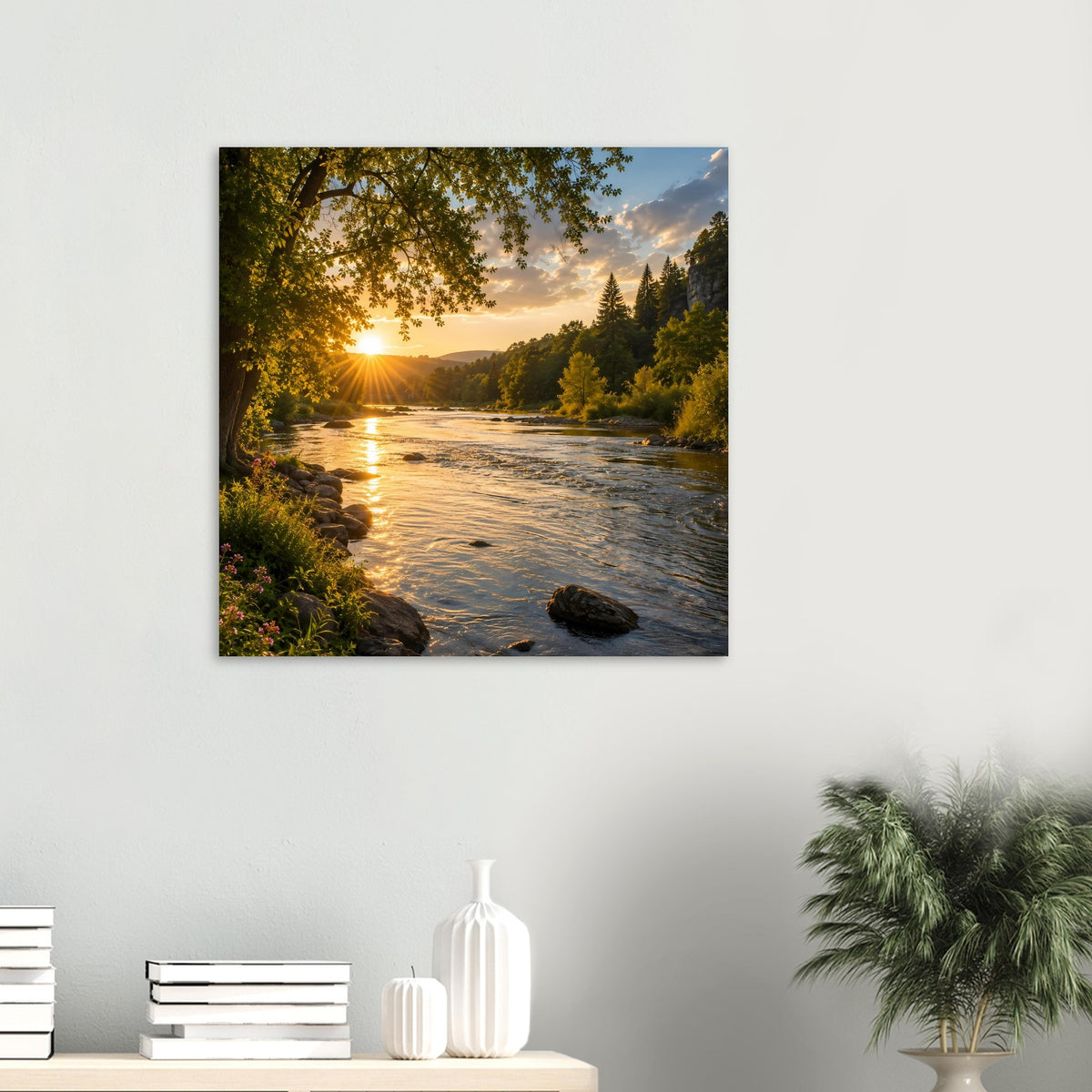 Naturposter mit Fluss im warmen Abendlicht, goldene Spiegelungen und Waldkante