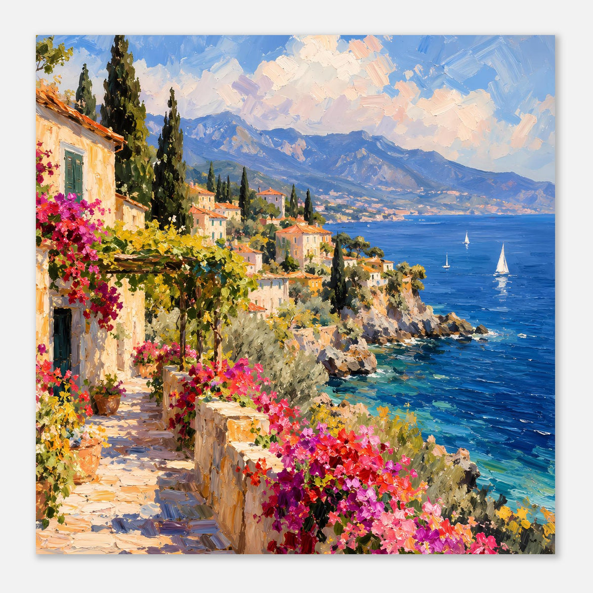 Quadrat-nahes Poster: Küstenort mit Blumen am Weg, blaues Meer, Berge im Hintergrund