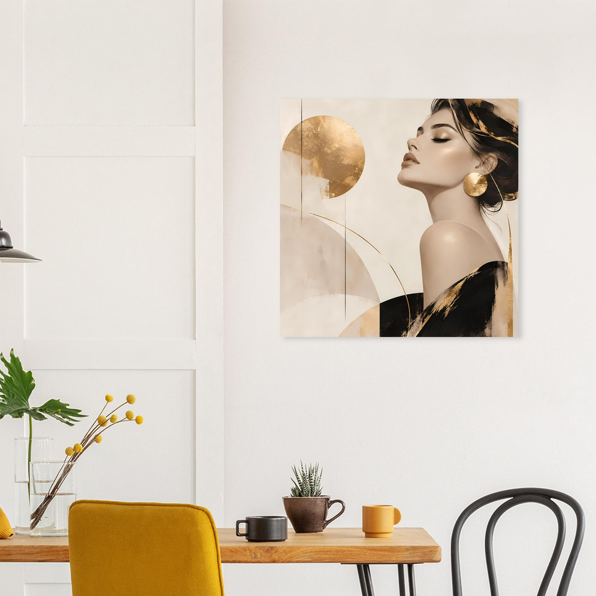 Wandposter mit abstrakten goldenen Formen und Porträt einer Frau im Profil