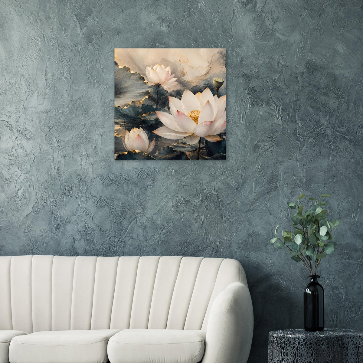 Lotusblumen-Poster mit goldenen Akzenten, quadratisch, weiße Blüten und goldene Highlights auf Blau