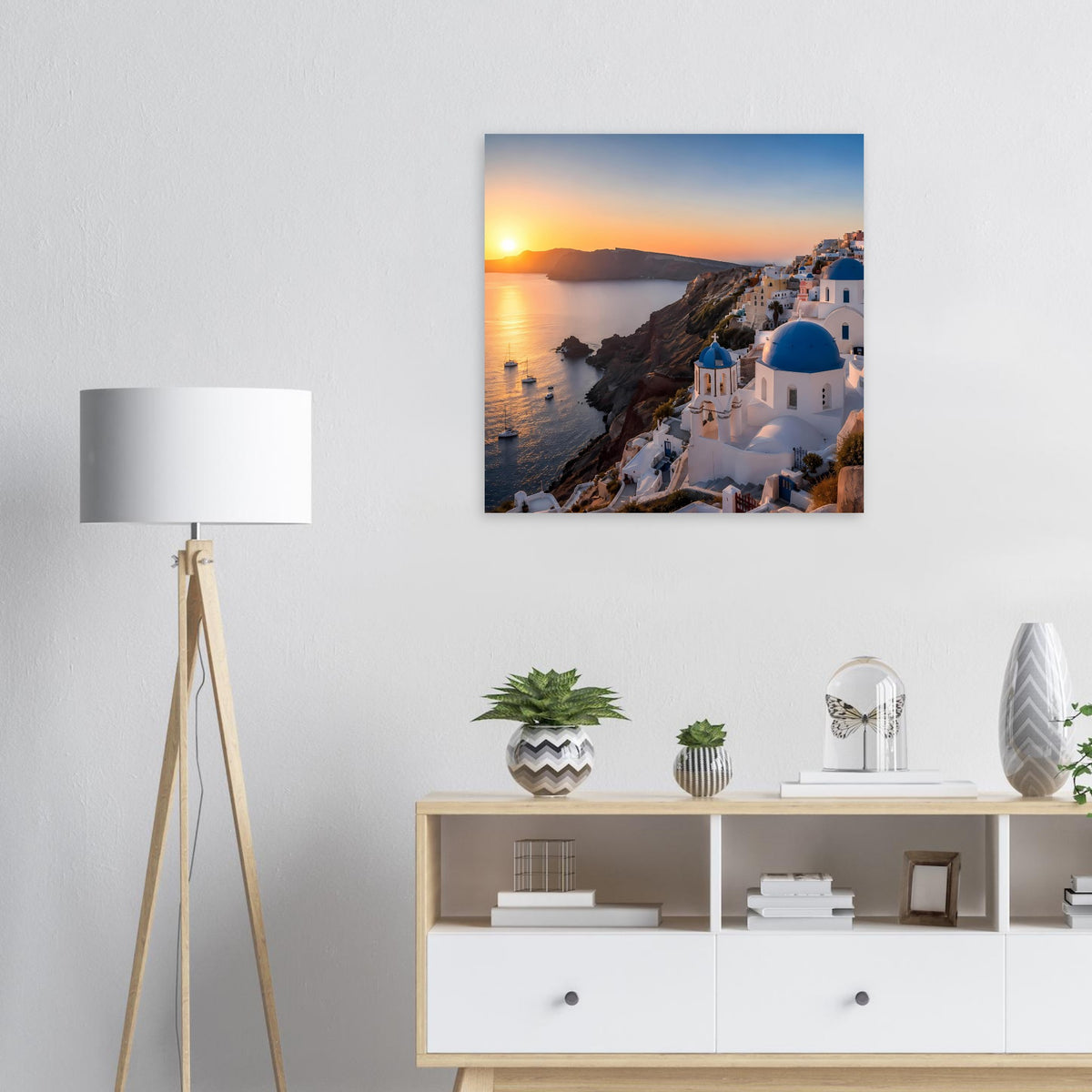 Poster mit Meerblick und Felsenküste, weißen Häusern und blauen Kuppeln im Abendlicht