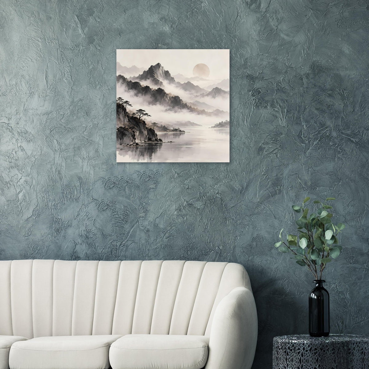 Quadratisches Poster mit nebliger Berglandschaft, See im Dunst, ruhige Grautöne