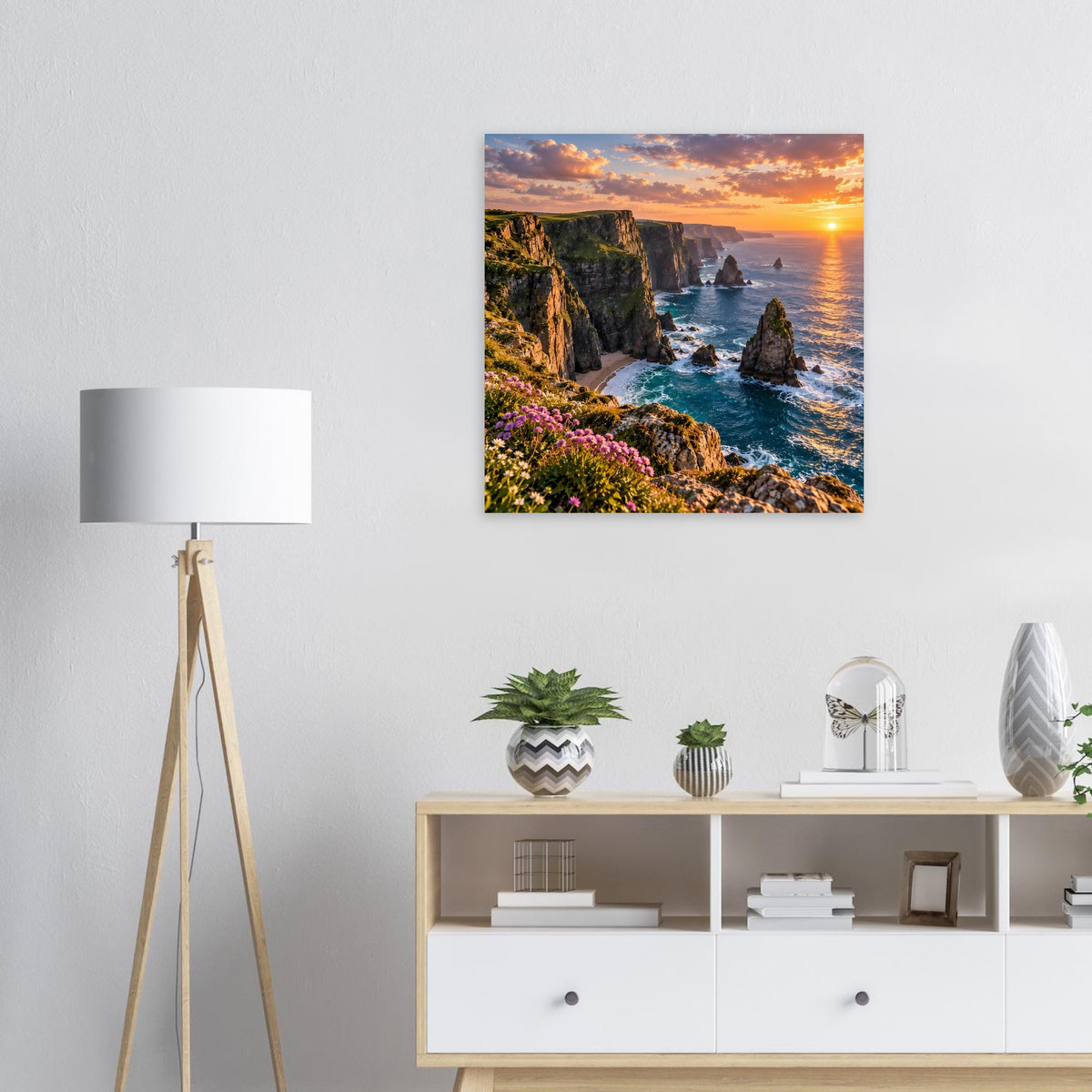 Poster mit Küstenfelsen, Sonnenuntergang und Blumen im Vordergrund, quadratisch im Rahmen