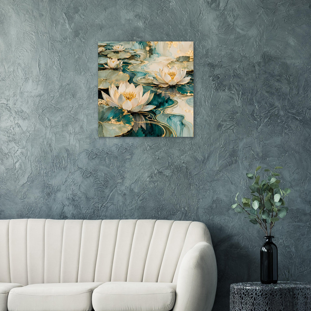 Quadratisches Lotusblüten-Wandposter in Blau, Türkis und Gold auf dunkler Wandfläche