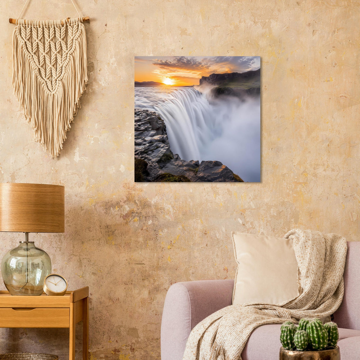Wandposter mit Wasserfall und Sonnenaufgang über Felsen, quadratisch.