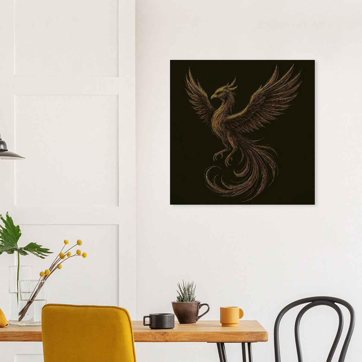 Quadratisches Poster: goldener Phönix mit ausgebreiteten Flügeln auf schwarzem Grund.