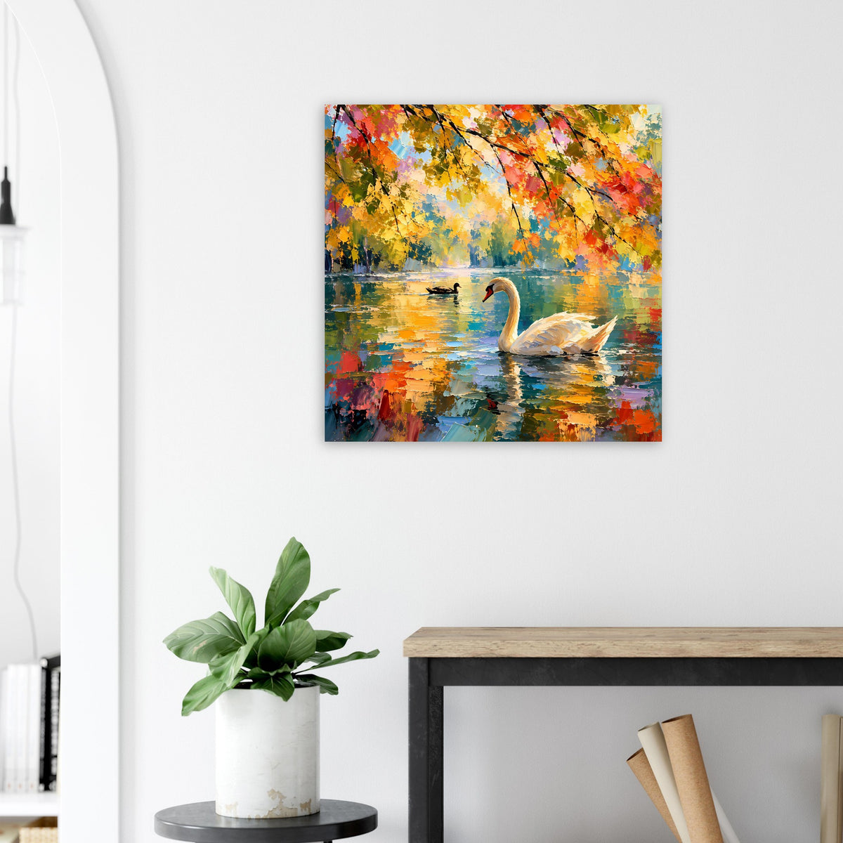 Quadratisches Poster: Schwan auf Spiegelwasser unter buntem Blätterdach