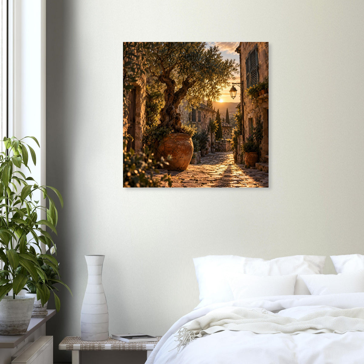 Quadratisches Poster mit mediterraner Gasse, goldenem Abendlicht und Tontopf