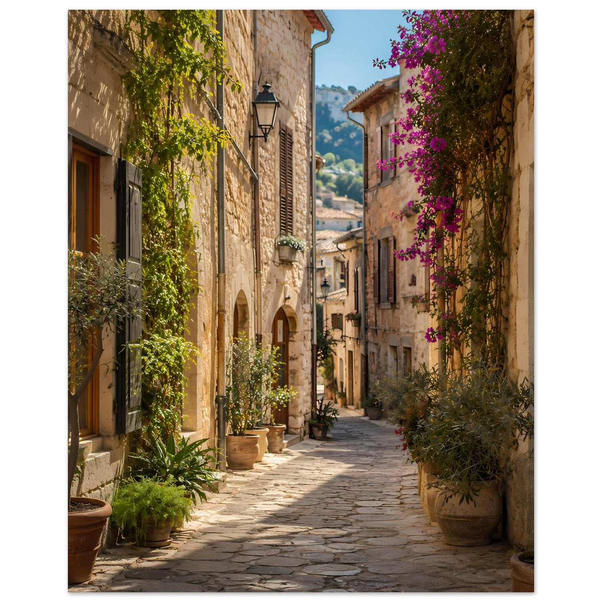 Mediterranes Poster: schmale Gasse zwischen Steinhäusern mit Topfpflanzen und violetten Blüten