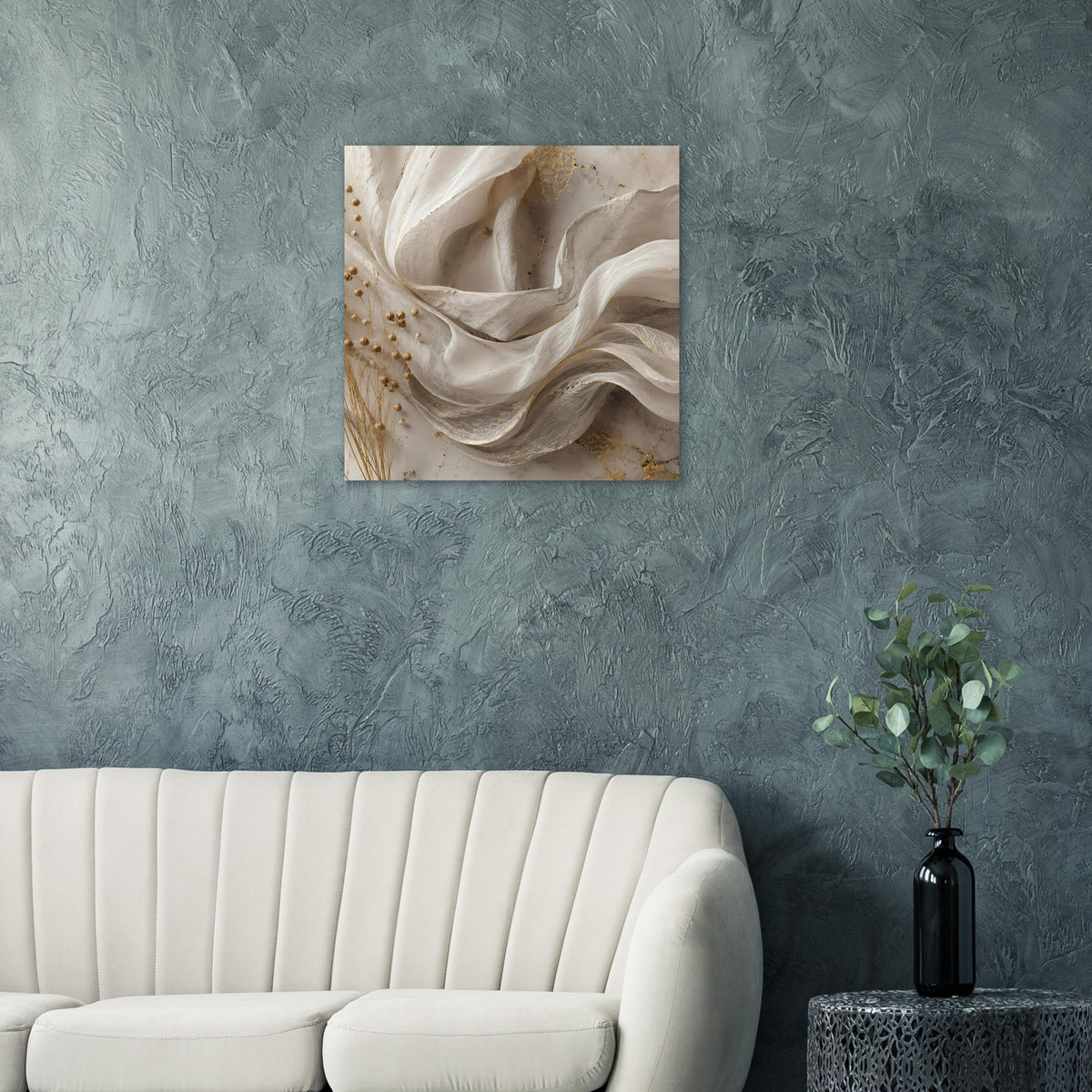 Abstraktes Poster mit elfenbeinweißen Wellen und goldenen Akzenten, klare Optik