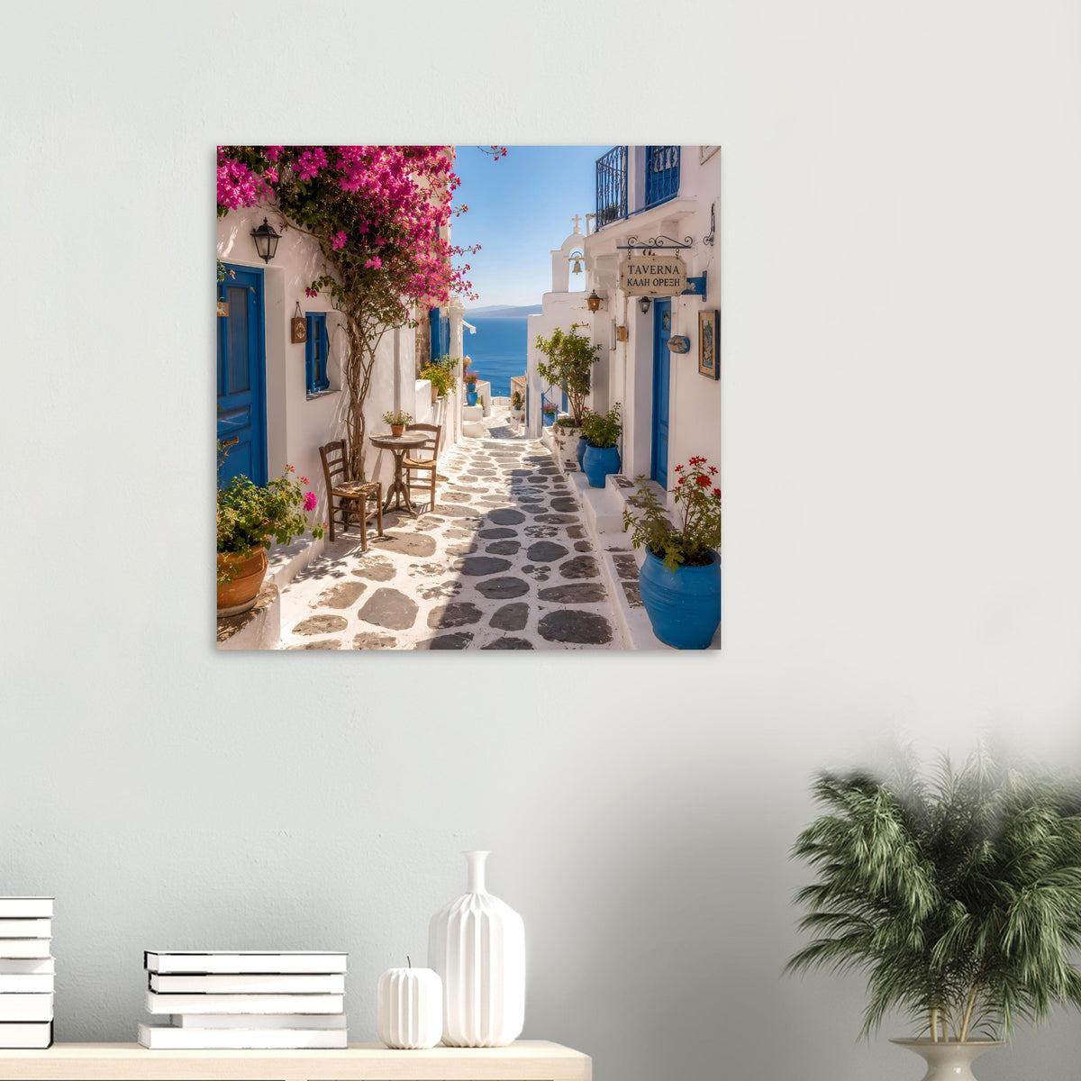 Wandposter mit mediterraner Gasse, blauen Türen und pink blühender Bougainvillea