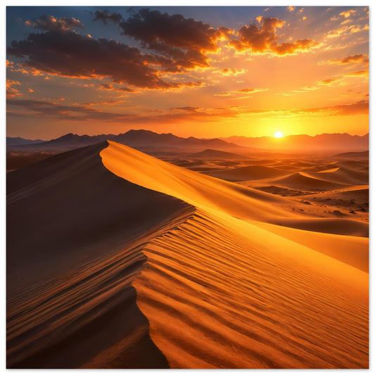 Poster mit Sanddünen im Sonnenlicht und goldenem Sonnenuntergang, warme Wolken darüber
