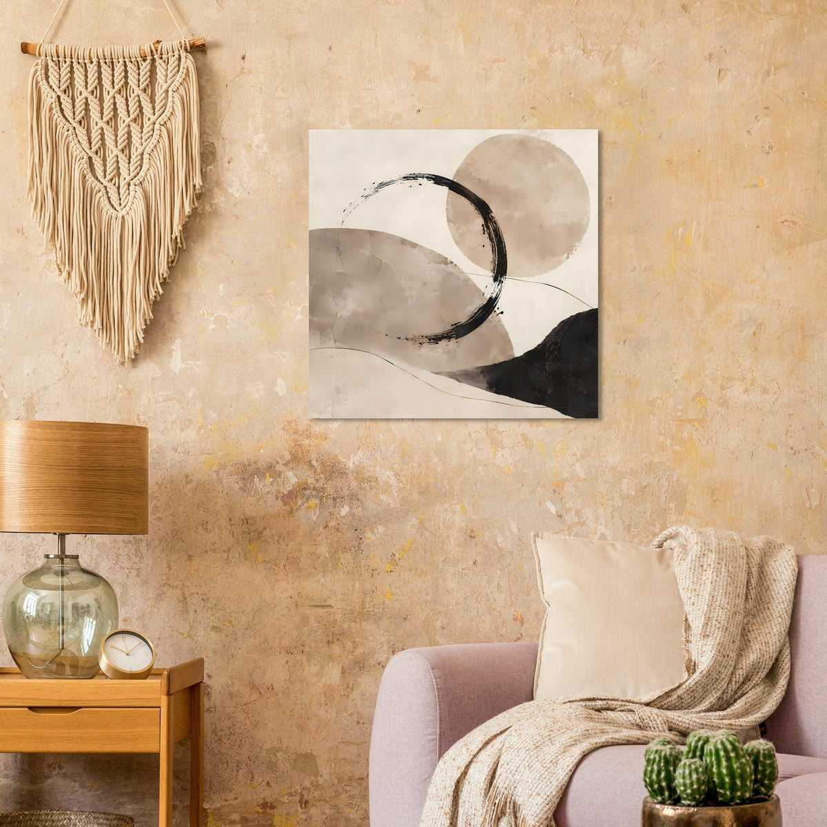 Abstraktes Poster mit Kreisform, beige-grauem Hintergrund und schwarzem Pinselstrich