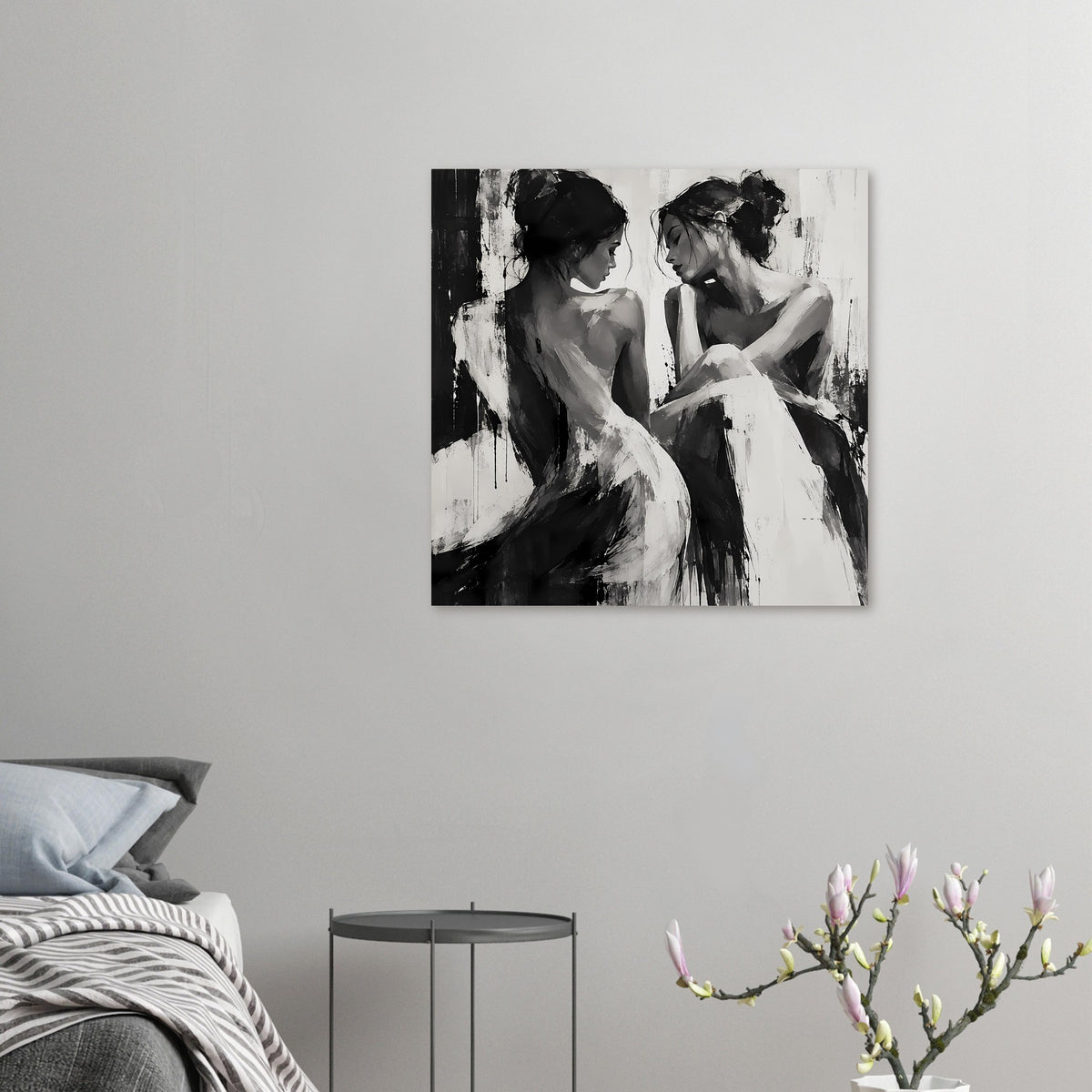 Schwarzweiß-Porträtposter: zwei Frauen, abstrakte Pinselzüge und hell-dunkle Flächen