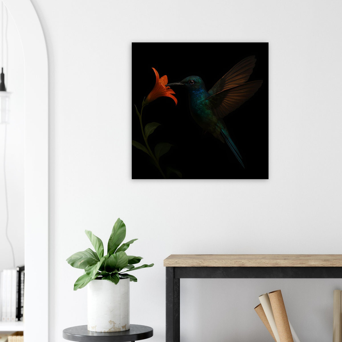 Quadratischer Kunstdruck: orangefarbene Blüte und blaugrüner Kolibri vor dunklem Hintergrund