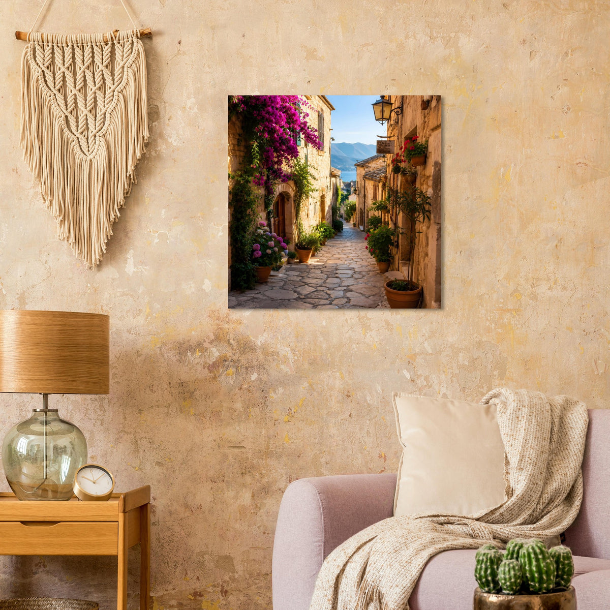 Poster zeigt mediterrane Gasse mit violetten Bougainvilleen und Blick in die Ferne