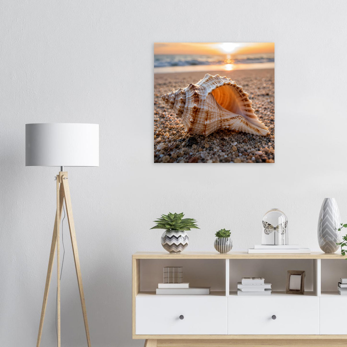 Strandposter mit Muschel im Sand und goldener Sonnenuntergangssonne, quadratisch