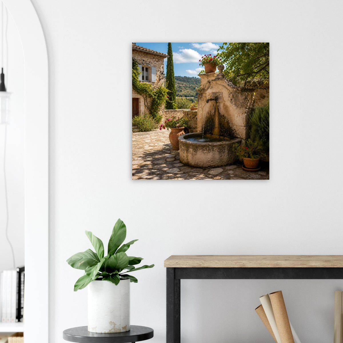 Quadratisches Poster: mediterraner Steinbrunnen mit Pflanzenkübeln und Kiesweg