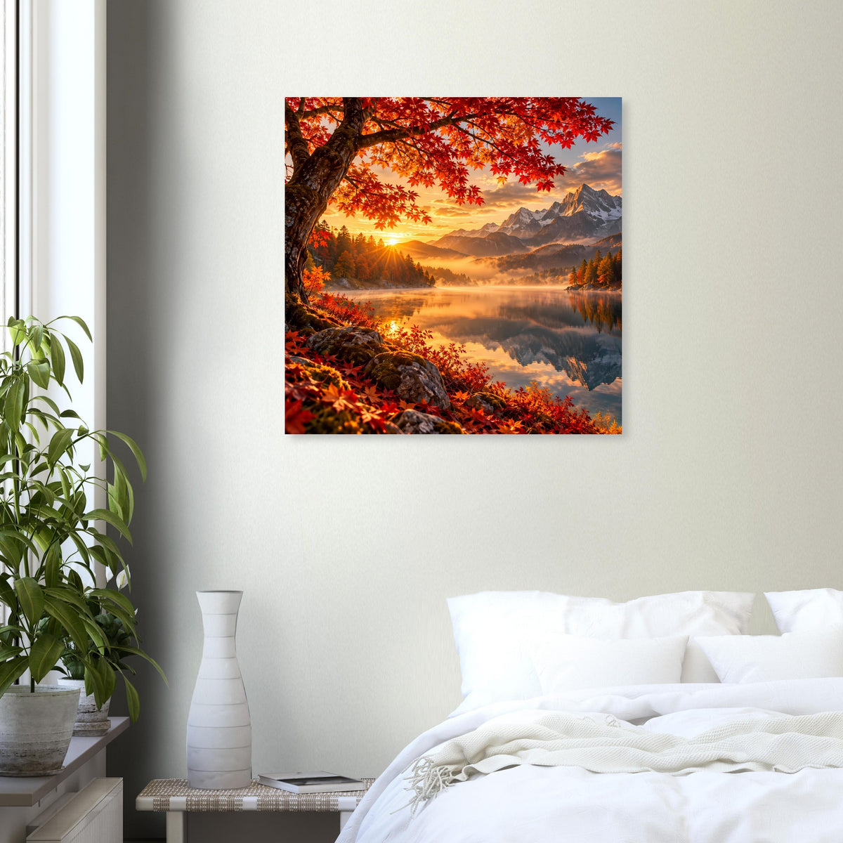 Poster mit Landschaftsmotiv an heller Wand: Sonnenaufgang zwischen Bergen und Nebel