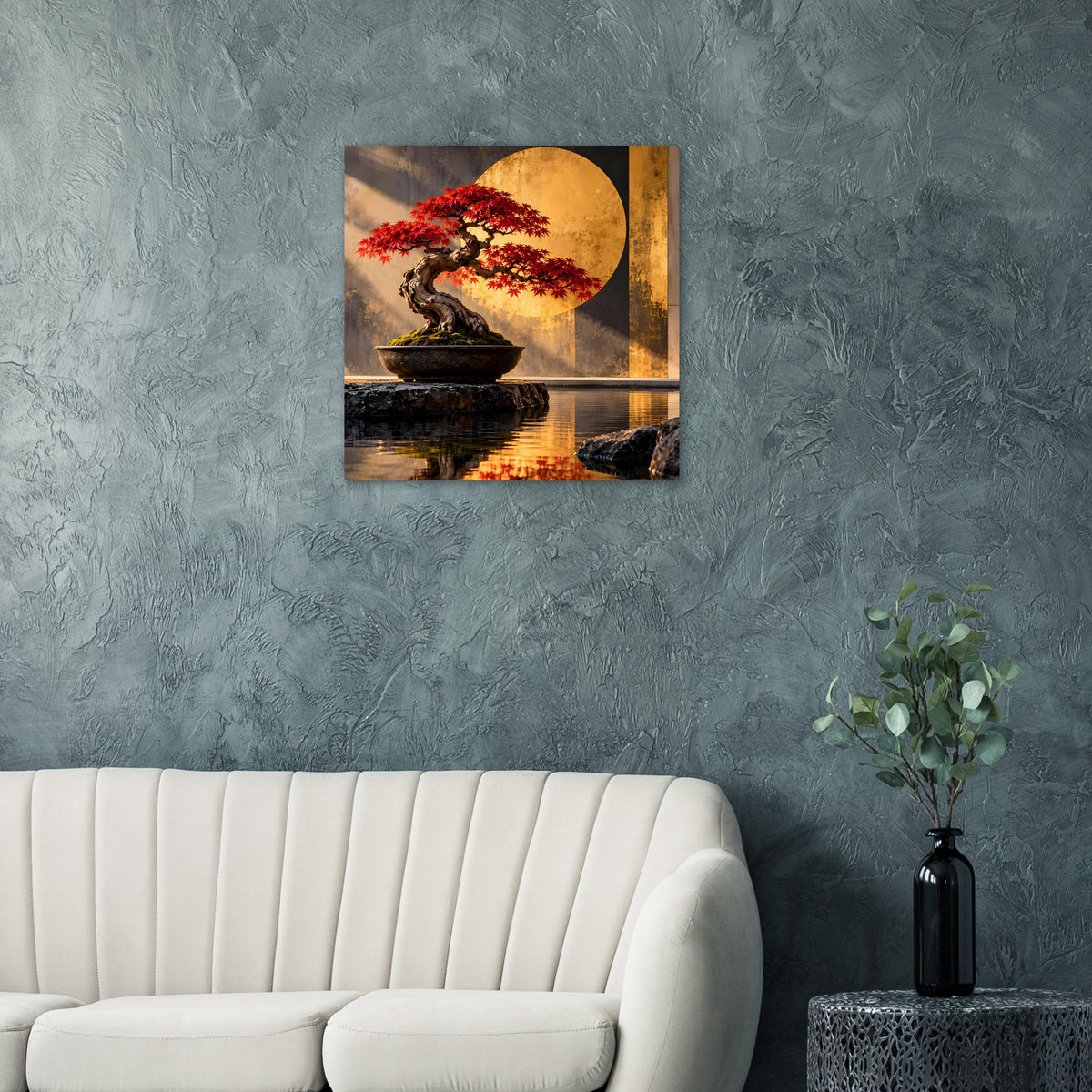 Bonsai-Wandposter: roter Ahornbaum im Lichtkreis, Schale und reflektierende Wasserlinie