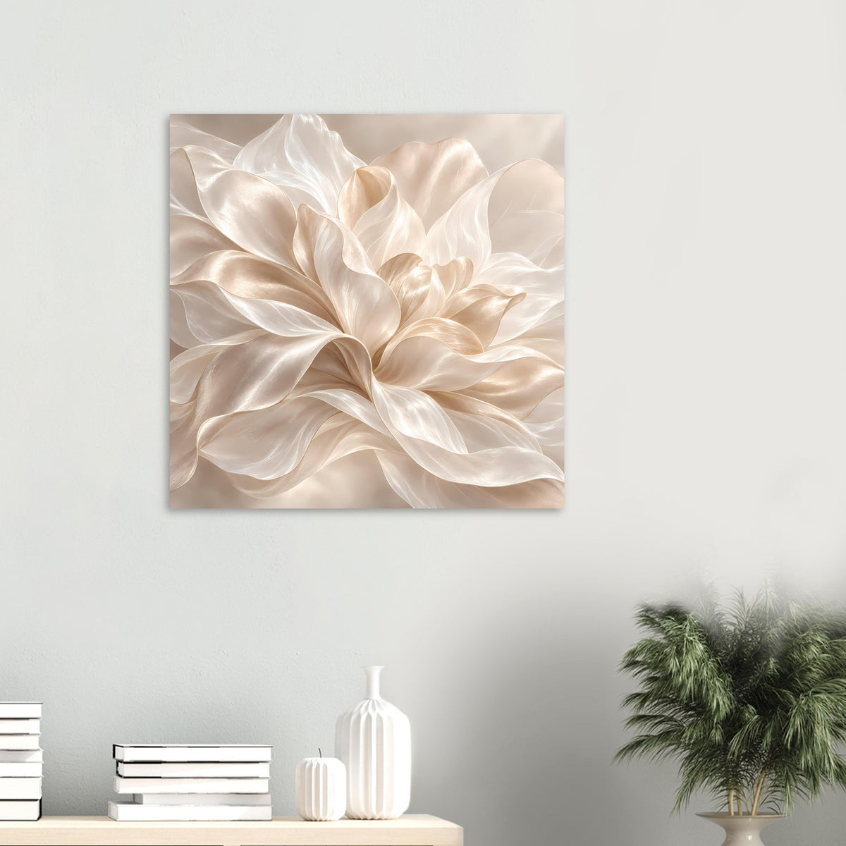 Quadratisches Blumenposter in Cremefarben mit geschwungenen, hellen Blütenblättern