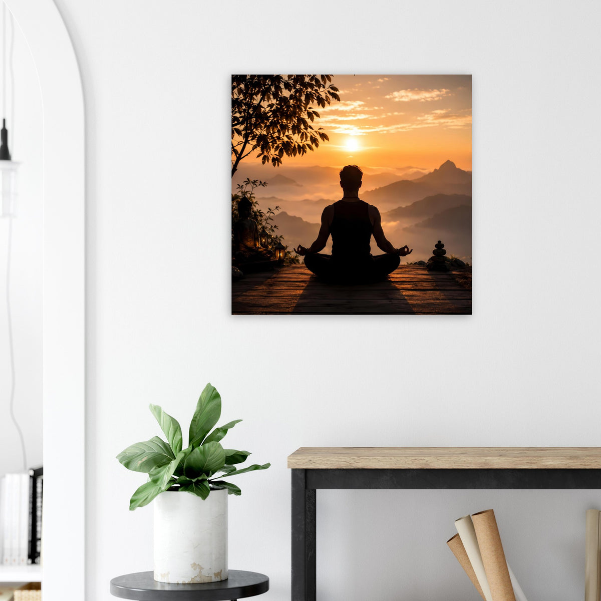 Gerahmtes Meditationsposter mit Meditationsfigur im Lotussitz vor Sonnenuntergang und Hügeln