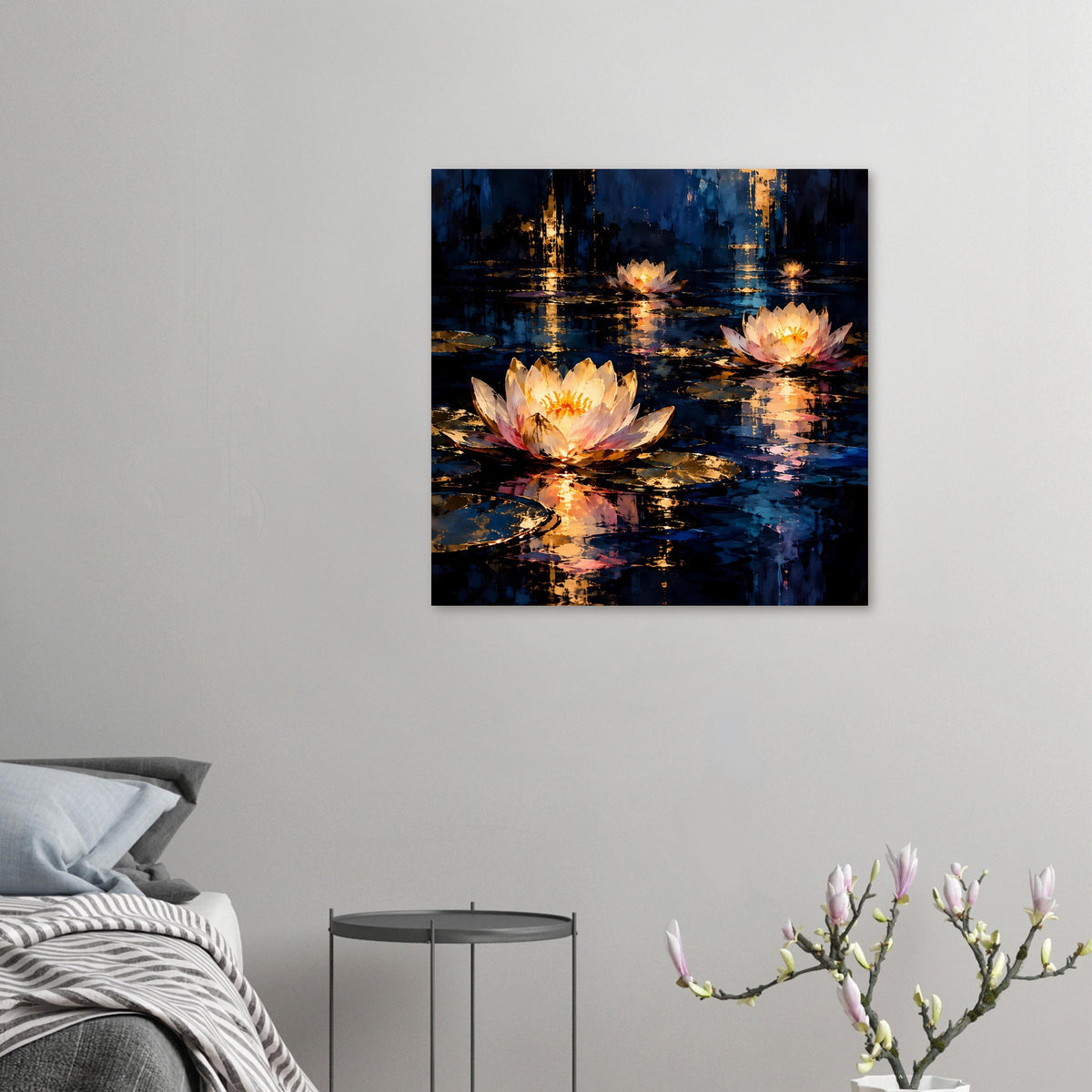 Kleines Blumenposter: zwei leuchtende Seerosen im Tiefblau mit Goldreflexen
