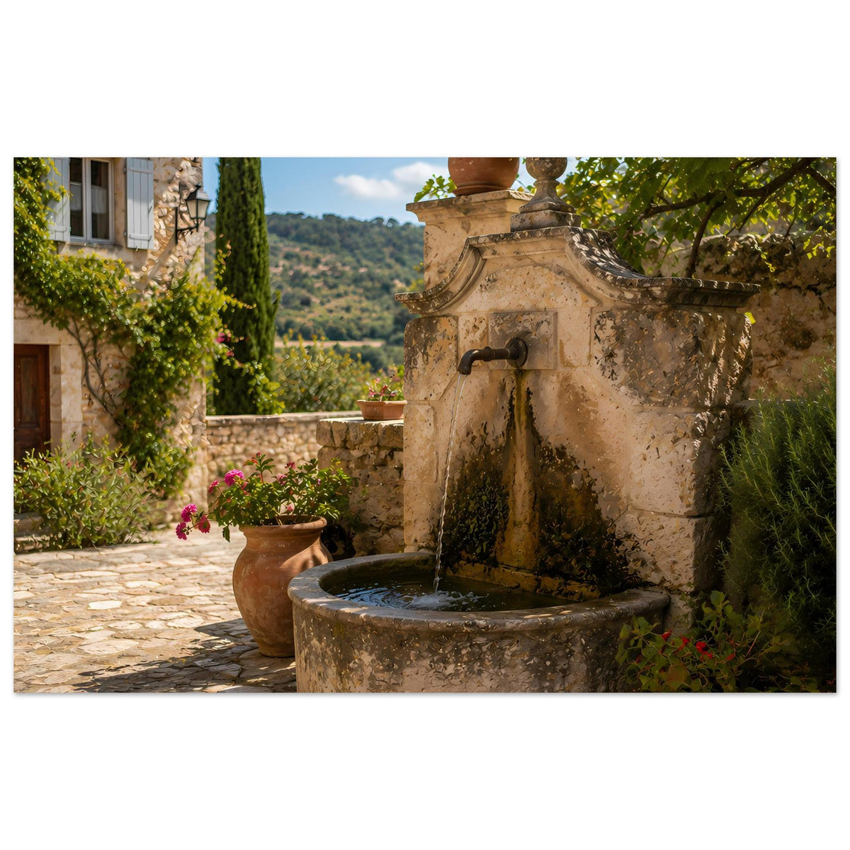 Fotoposter: rustikaler Brunnenstein mit Wasserstrahl und Blumentopf vor Natursteinterrasse