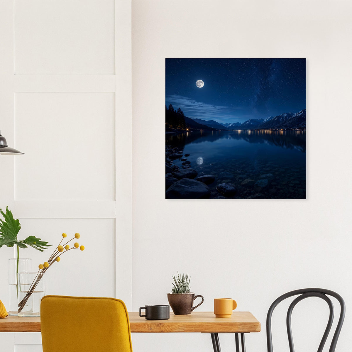 Quadratisches Poster mit nächtlichem See, dunklen Bergsilhouetten, Mond und Reflexionen