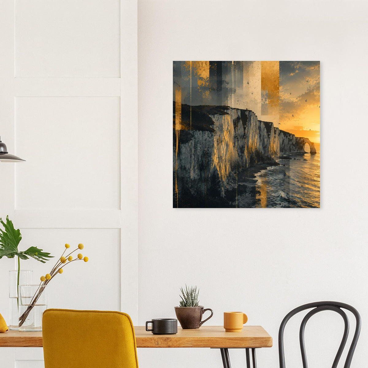 Gerahmtes Poster mit Steilküste, Himmel in Orange-Gelb und Meer in Dunkelblau