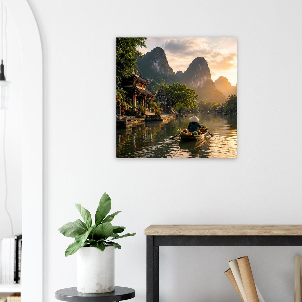 Wandposter: Flussblick mit Boot, Bäumen am Ufer und Sonnenuntergang zwischen Bergen