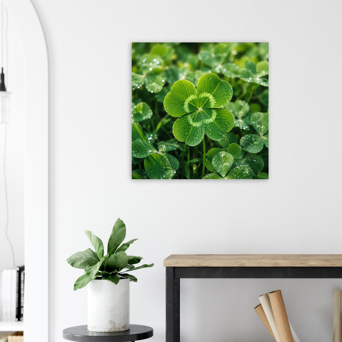 Quadratisches Poster mit grünen vierblättrigen Kleeblättern und Wassertropfen im Hintergrundgrün