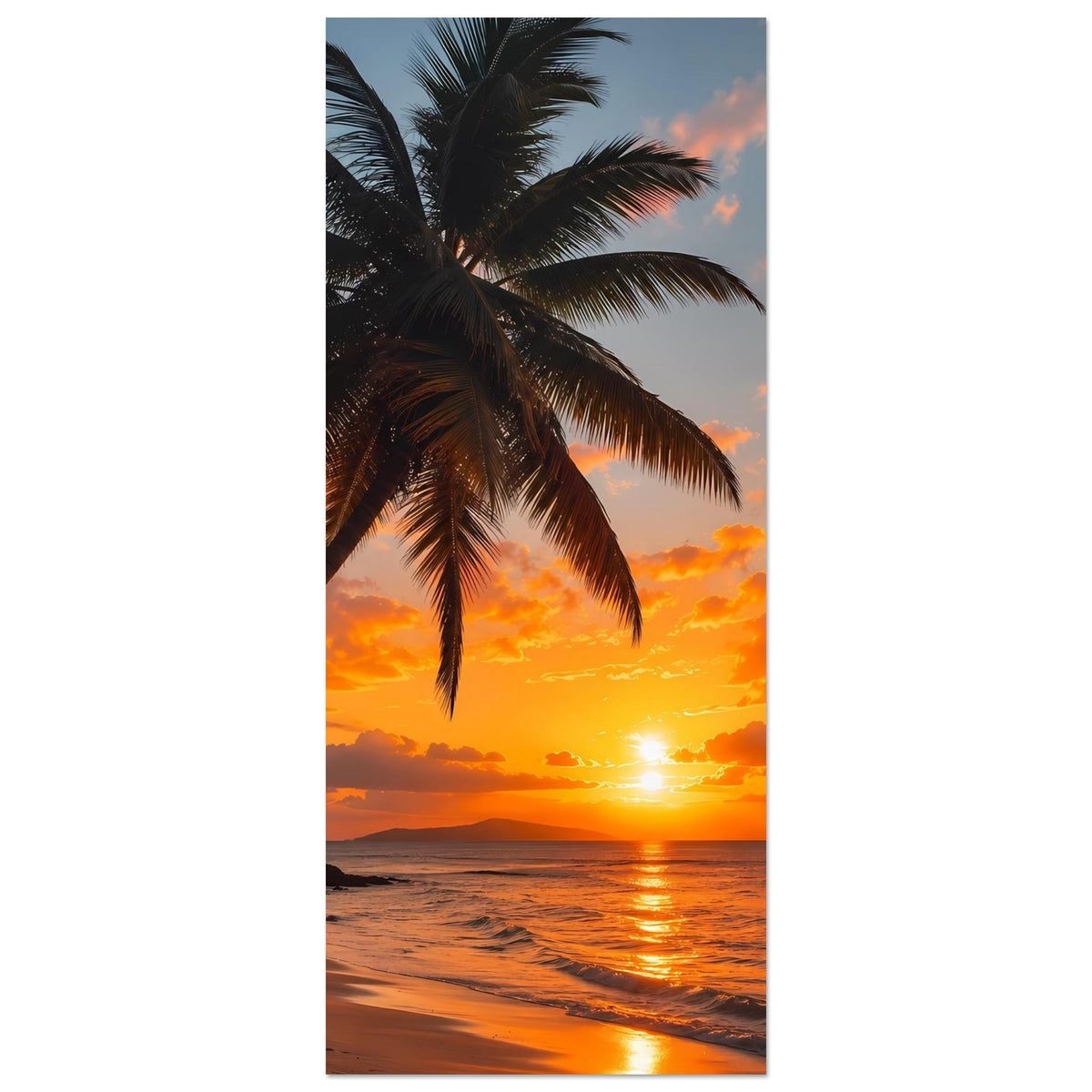 Vertikales Poster mit Palmen, Sandstrand und goldenem Sonnenuntergang am Meer