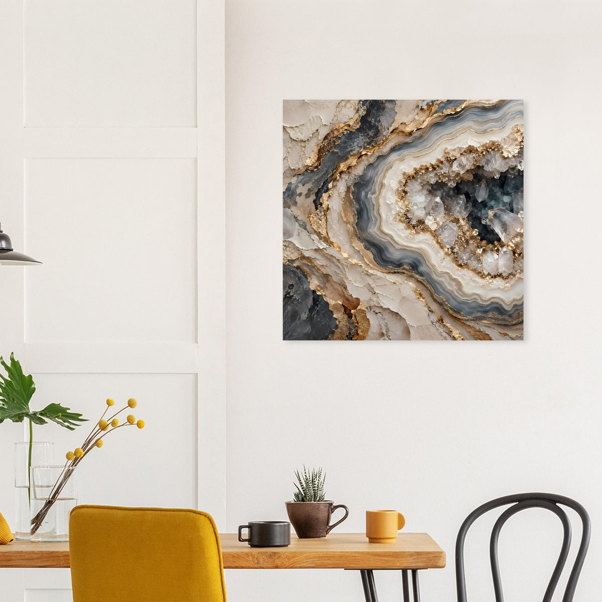 Poster mit geodenartigen Schichten in Creme, Rauchgrau und goldenen Details