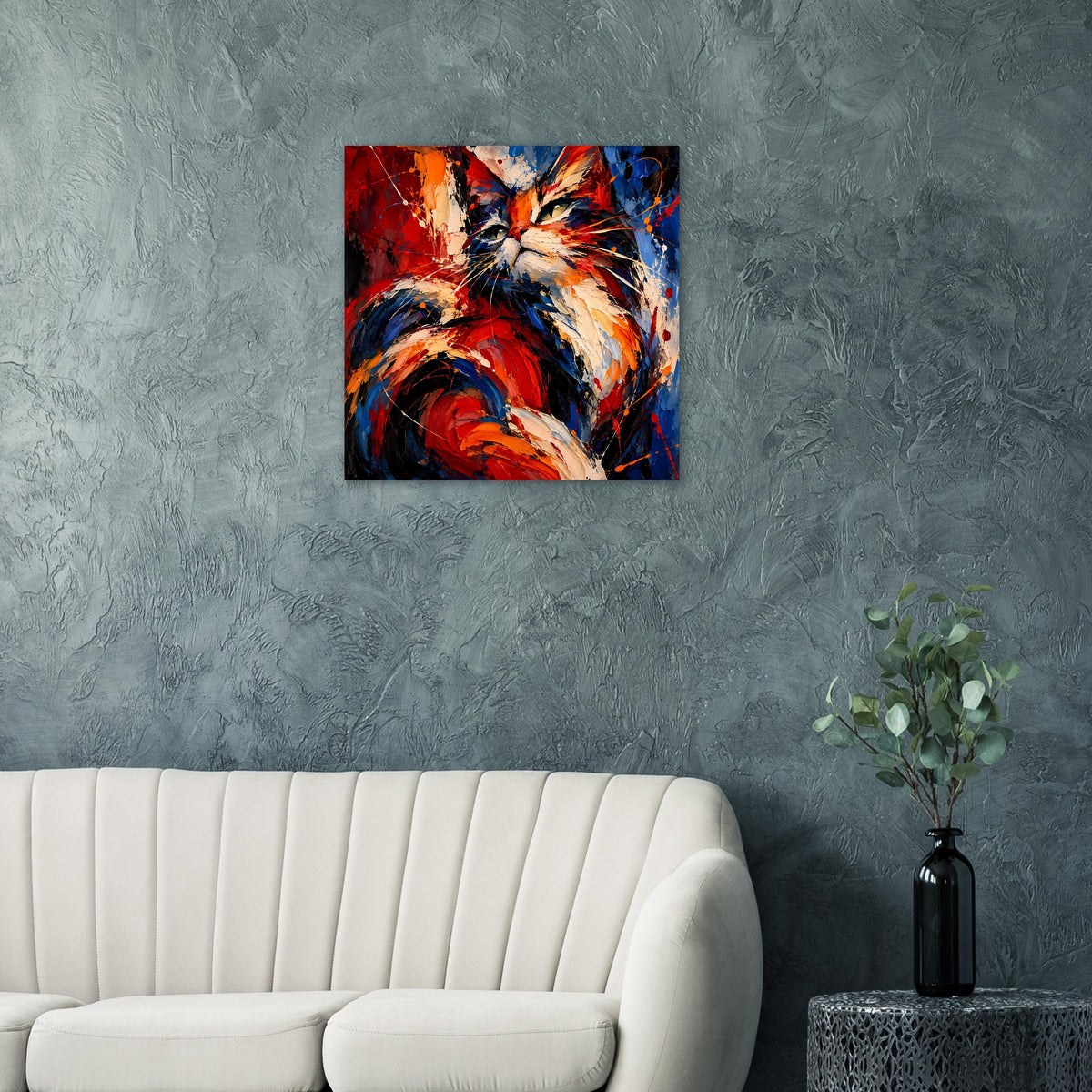 Gerahmtes quadratisches Poster mit abstraktem Katzenmotiv und starken Rot- und Blauschattierungen.