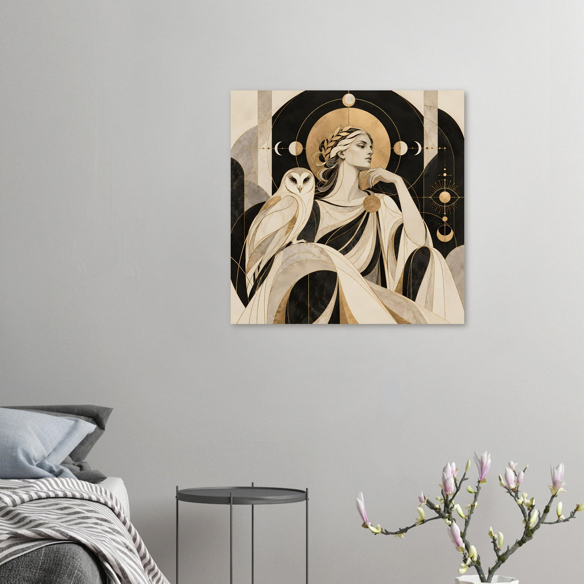 Kleines Kunstposter in der Wandmontage: Frau mit Eule, gold-schwarzes Kreisornament