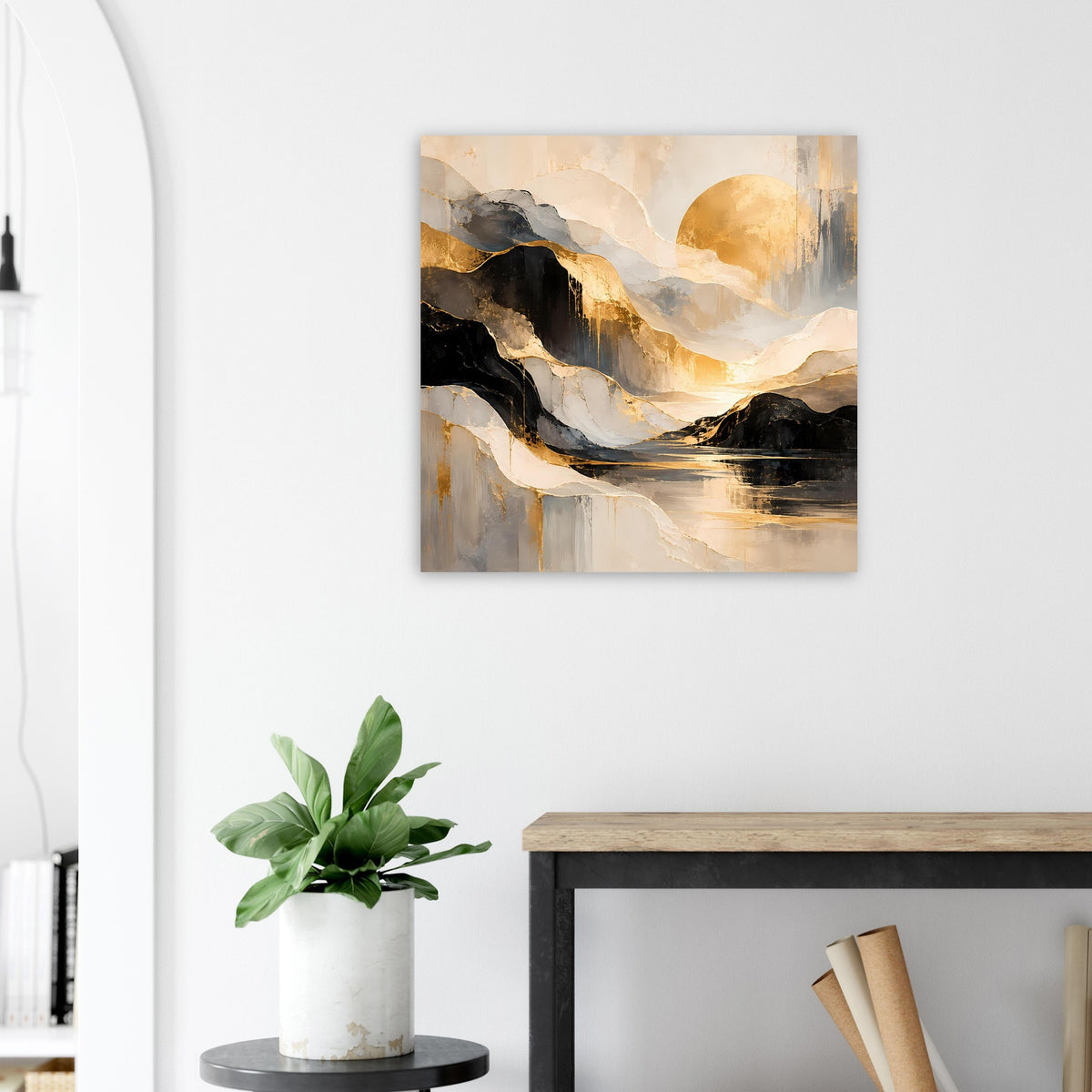 Abstraktes Kunstposter mit goldenen Akzenten, schwarzen Felswellen und hellen Flächen, gerahmt