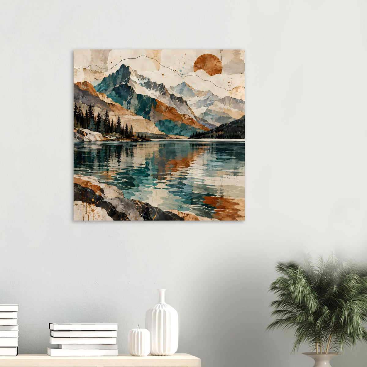 Kleiner Kunstdruck an der Wand: Berge, ruhiger See, Tannen und runde Sonnensilhouette