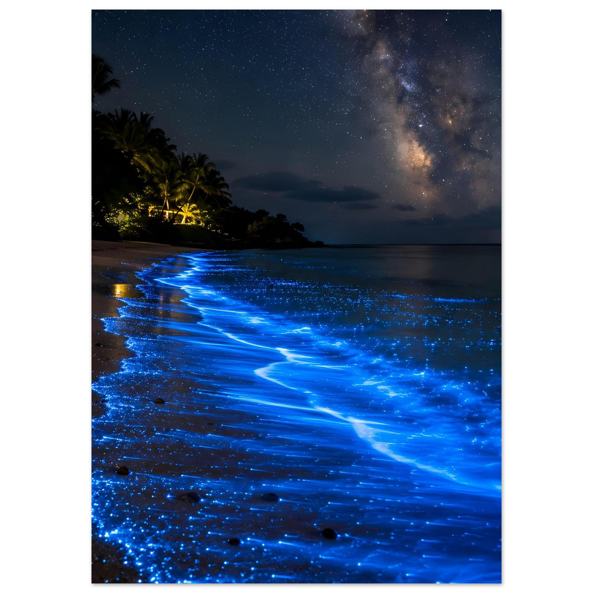 Hochkant-Poster: blau fluoreszierende Wellen am Meeresufer, Nachthimmel mit Milchstraße