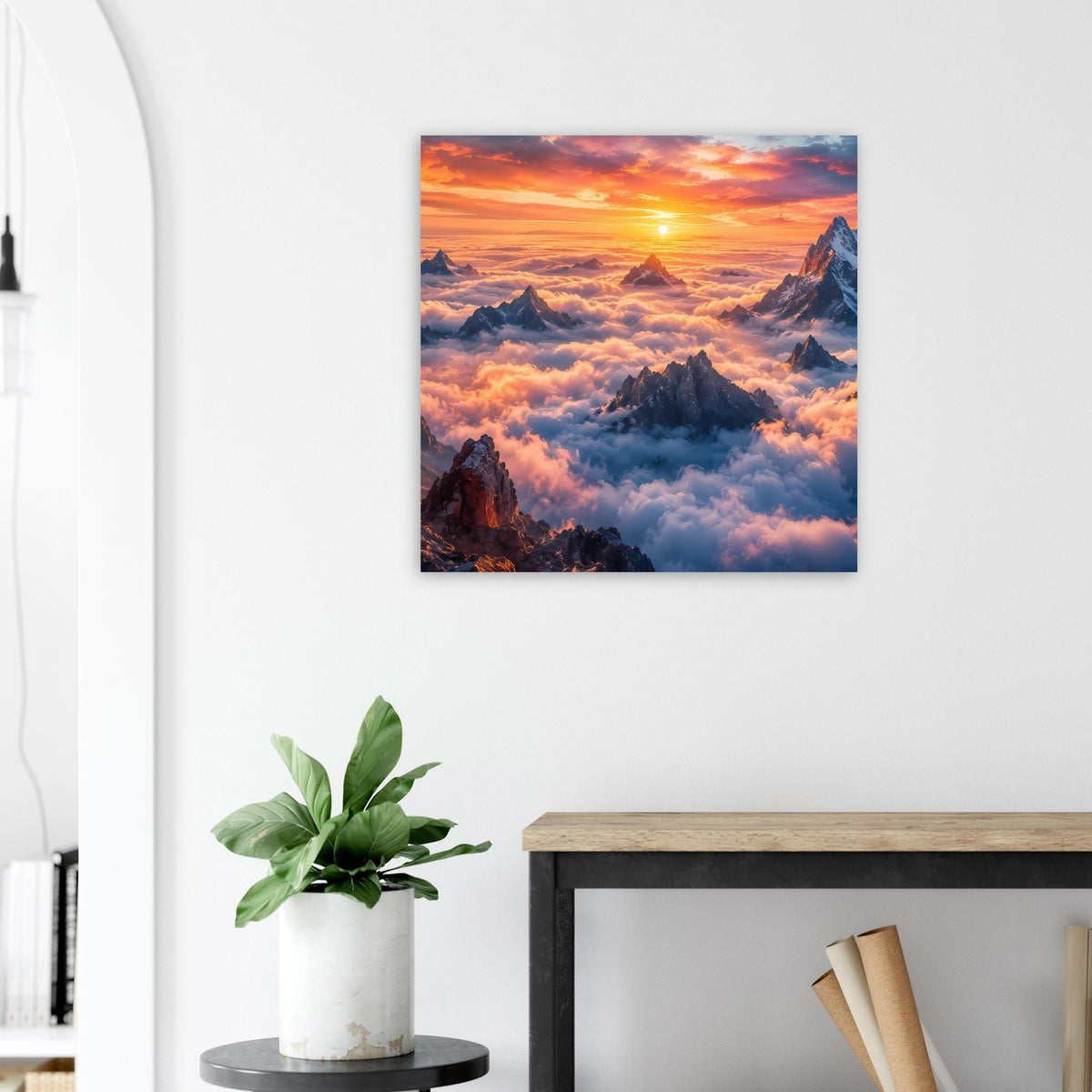 Gerahmtes Poster mit Sonnenaufgangslicht über Bergkammen und Wolken im Farbverlauf