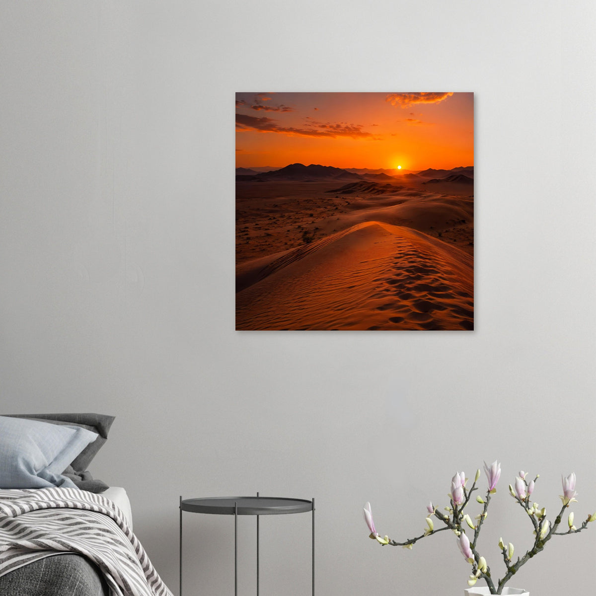Kleines quadratisches Poster mit Wüstenlandschaft bei Sonnenuntergang, orangefarbener Himmel und Dünenpfad.