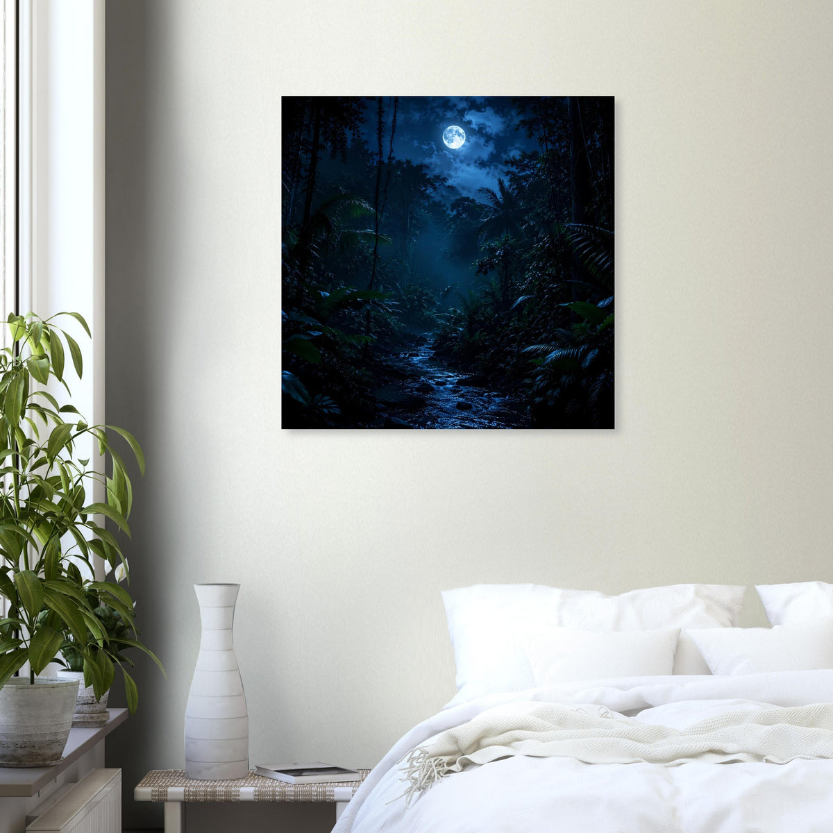 Quadratisches Poster mit schwarzem Rand: nächtlicher Urwald mit Mond, blaues Licht im Weg