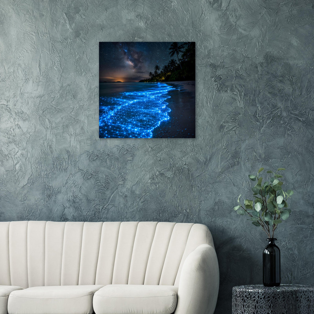 Strandposter an der Wand mit blau leuchtender Biolumineszenz und Sternenhimmel