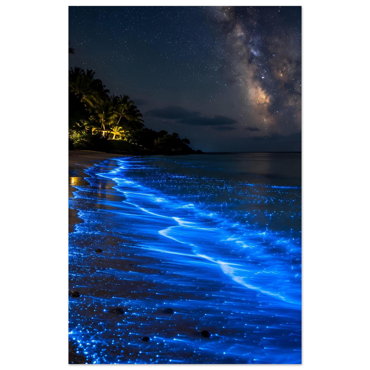 Hochkant-Poster: blau leuchtende Wellen am Meeresstrand, Sternenhimmel mit Milchstraße