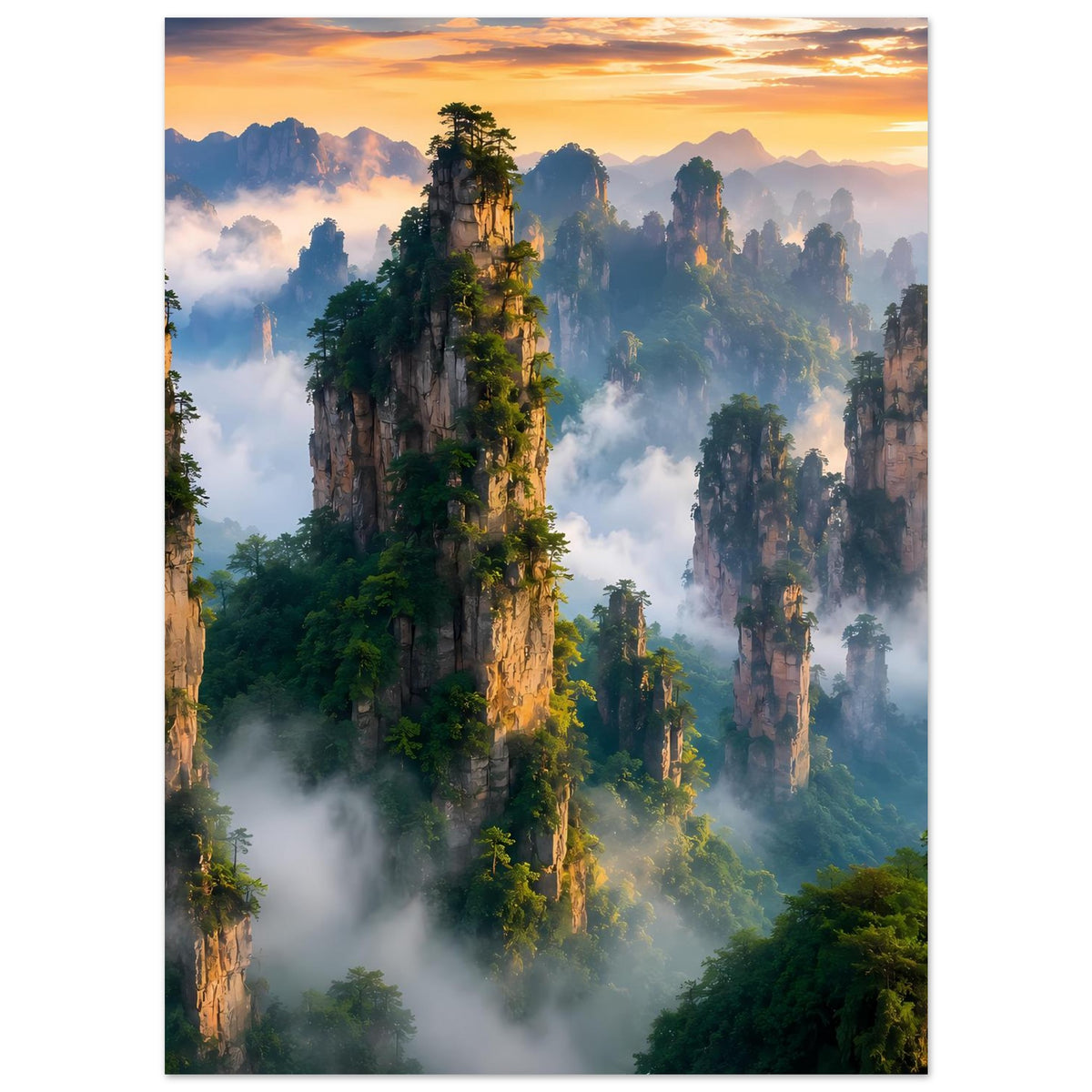 Poster mit bewaldeter Felswand, Nebel zwischen den Bergen und goldenem Himmelslicht